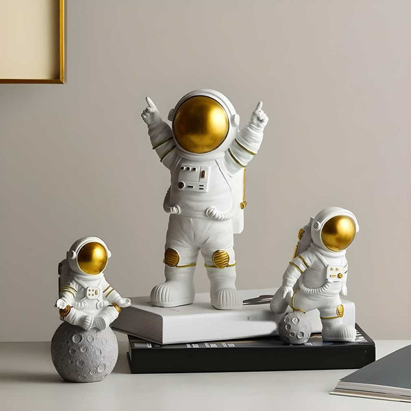 Golden Astronaut Spaceman Figurine Set – Resin Desktop Statues for Home & Office Decor (Set of 3)